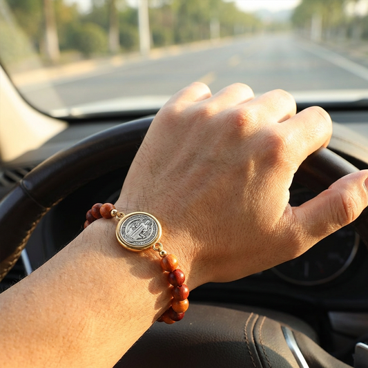 📿 KÖP 2 FÅ 1 GRATIS! ✨ Justerbart Träpärlearmband med St. Benedict – Andligt Skydd, Naturmaterial & Unisex Design 🙏