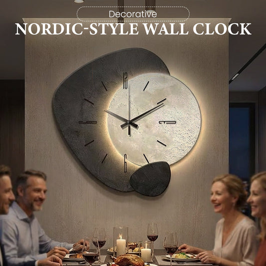 Dekorativ väggklocka i nordisk stil